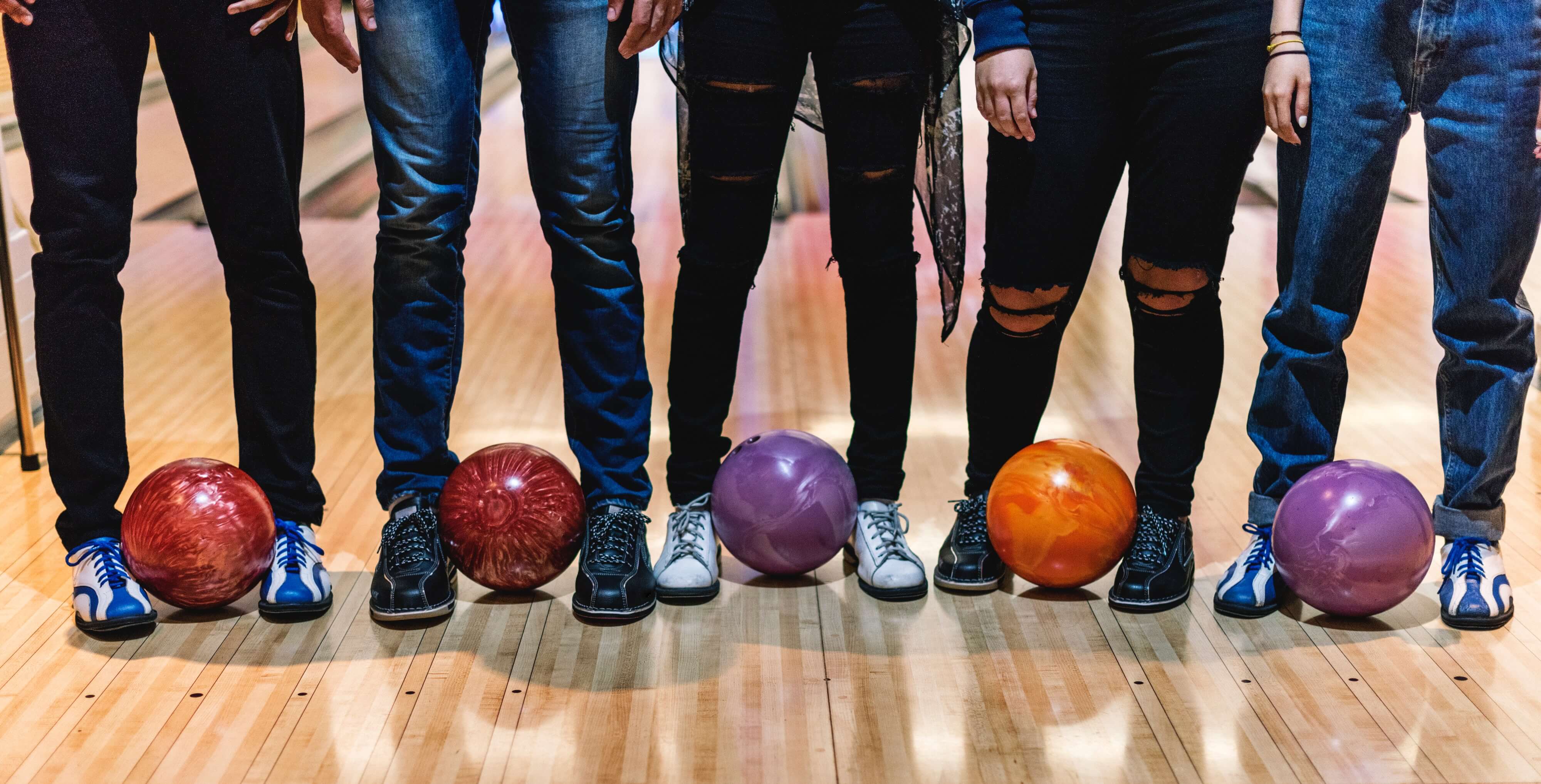 Fem par bowlingbein side om side med fargerike kuler — fra Dora 1